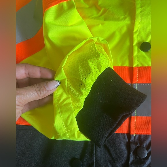 High-Visibility Yellow and Black Safety Jacket - Picture 4 of 16